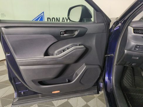 Used 2020 Toyota Highlander LE FWD image 12