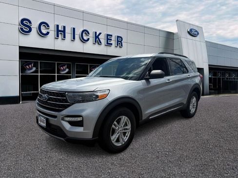 Used 2020 Ford Explorer XLT w/ Equipment Group 202A AWD/4WD image 4