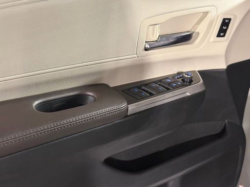 Used 2024 Toyota Sienna Platinum image 14