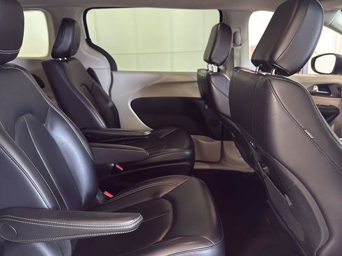 Used 2023 Chrysler Pacifica Touring-L FWD image 15