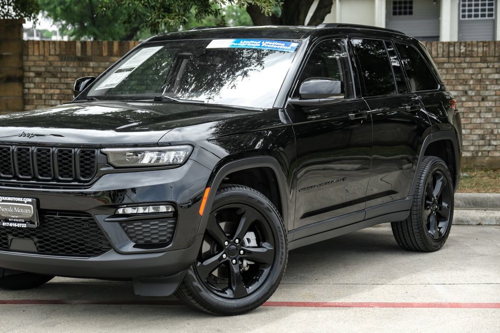 Used 2023 Jeep Grand Cherokee Limited w/ Black Appearance Package AWD/4WD image 13