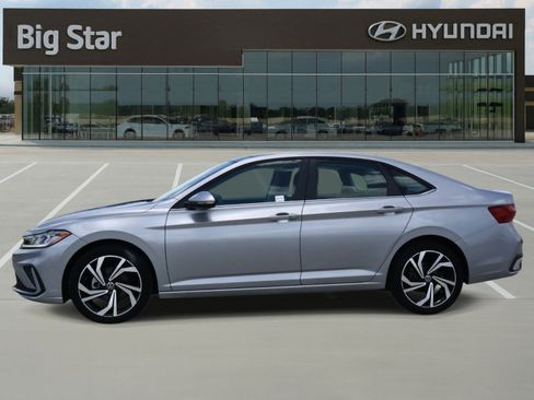 Used 2025 Volkswagen Jetta SEL FWD image 2