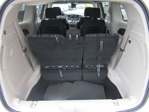 Used 2022 Chrysler Voyager LX image 16