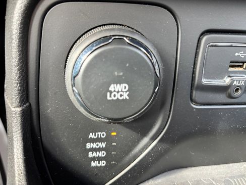 Used 2016 Jeep Renegade Latitude AWD/4WD image 18