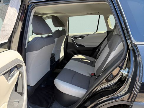Used 2021 Toyota RAV4 XLE w/ Convenience Package AWD/4WD image 5