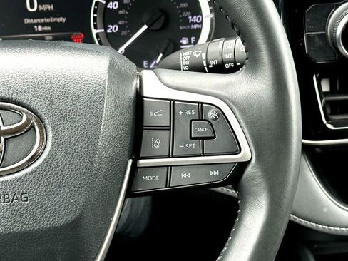 Used 2024 Toyota Highlander LE AWD/4WD image 24