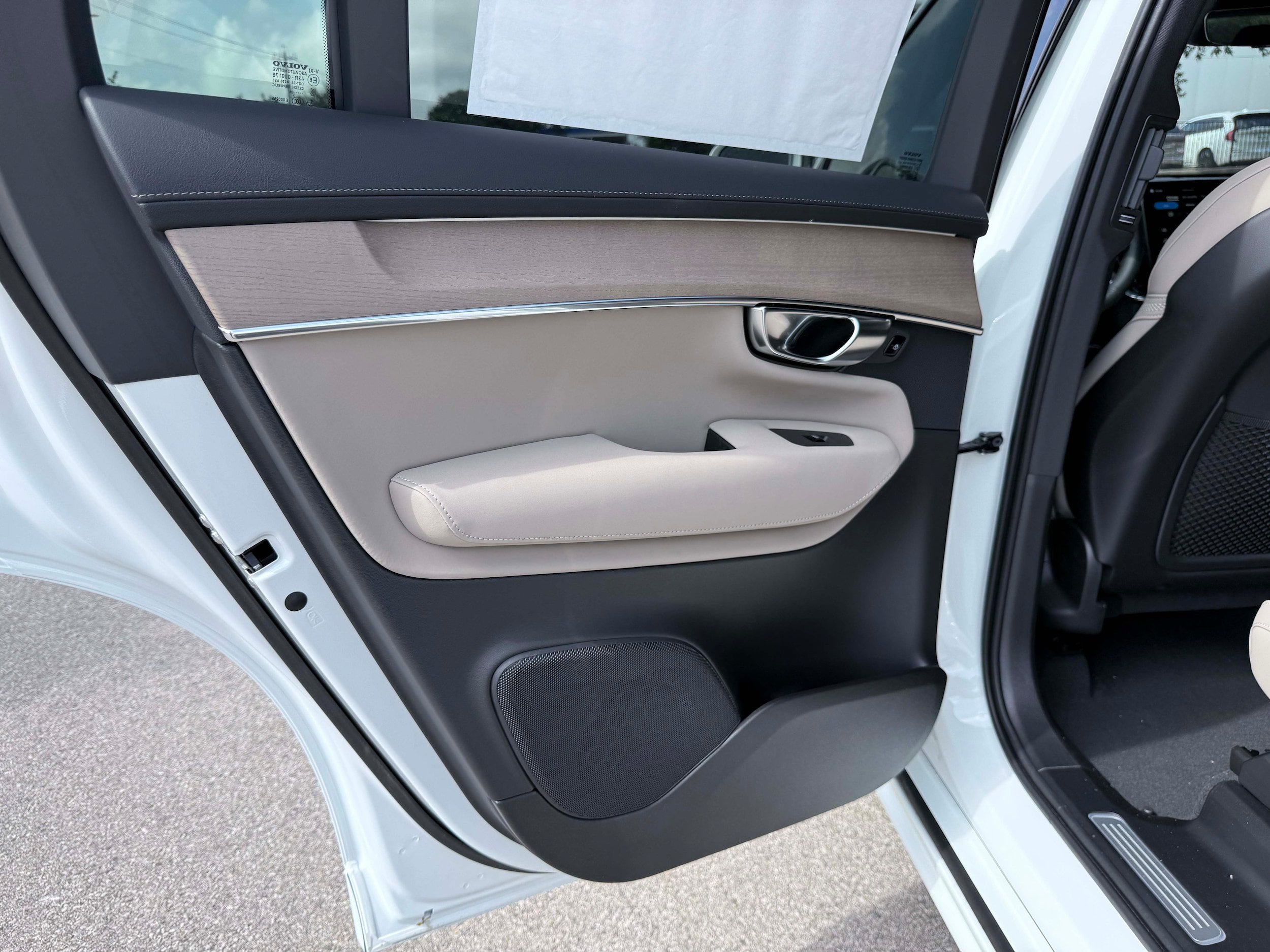 New 2026 Volvo XC90 T8 Plus w/ Protection Package Premier AWD/4WD image 14