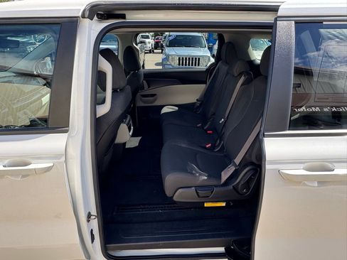 Used 2022 Kia Carnival LX image 23