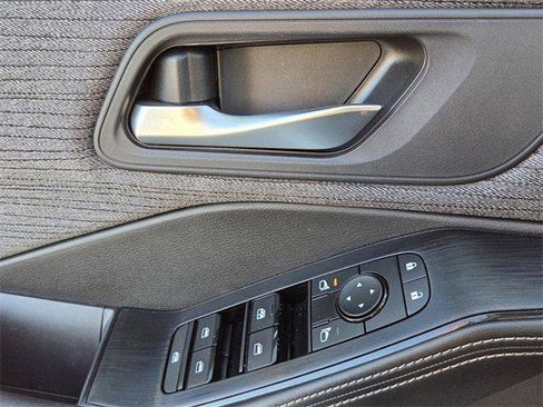 Used 2022 Nissan Rogue SV image 17