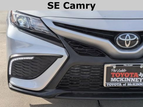Used 2023 Toyota Camry SE image 3