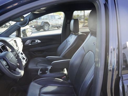 Used 2022 Chrysler Pacifica Touring-L w/ Uconnect Theater Family Group FWD image 17
