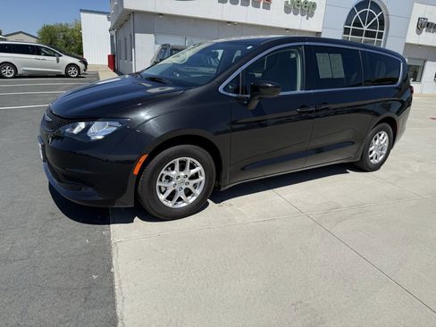Used 2023 Chrysler Voyager LX FWD image 4