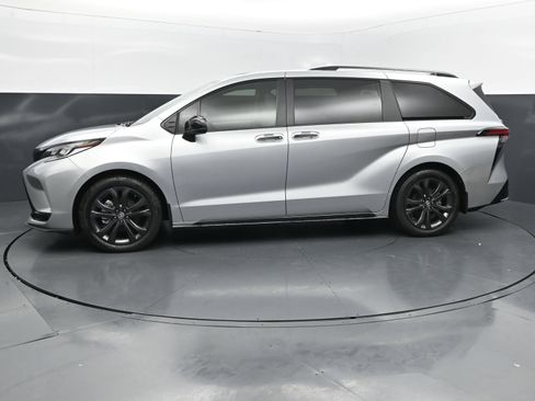 Used 2025 Toyota Sienna XSE w/ XSE Plus Package FWD image 2