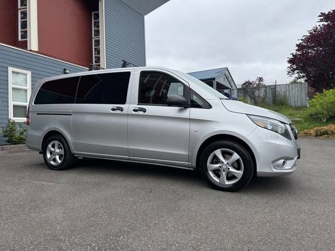 Used 2016 Mercedes-Benz Metris Passenger image 2