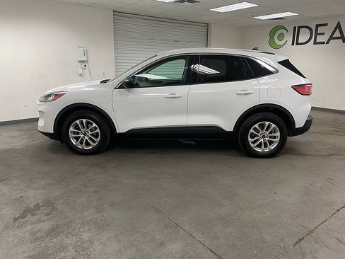 Used 2022 Ford Escape SE image 2
