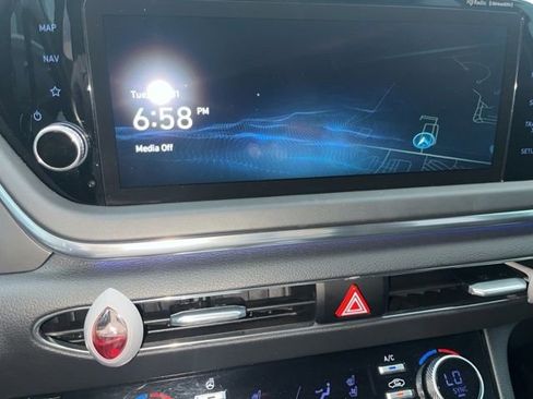 Used 2023 Hyundai Sonata Limited w/ Preferred Accessory Package image 4