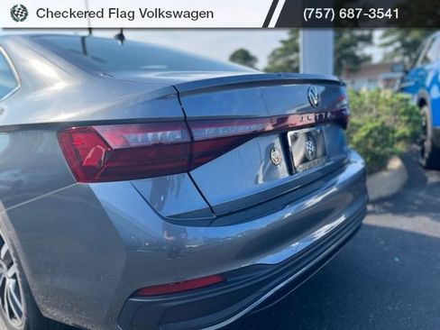 Used 2025 Volkswagen Jetta SE FWD image 9