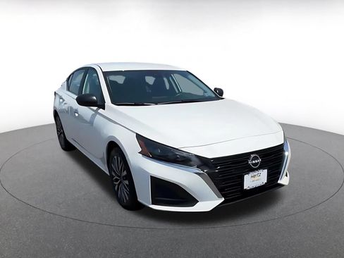 Used 2025 Nissan Altima 2.5 SV FWD image 3
