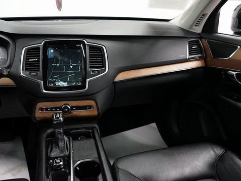 Used 2022 Volvo XC90 T6 Momentum image 13