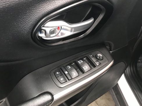 Used 2021 Jeep Cherokee Latitude Lux image 10