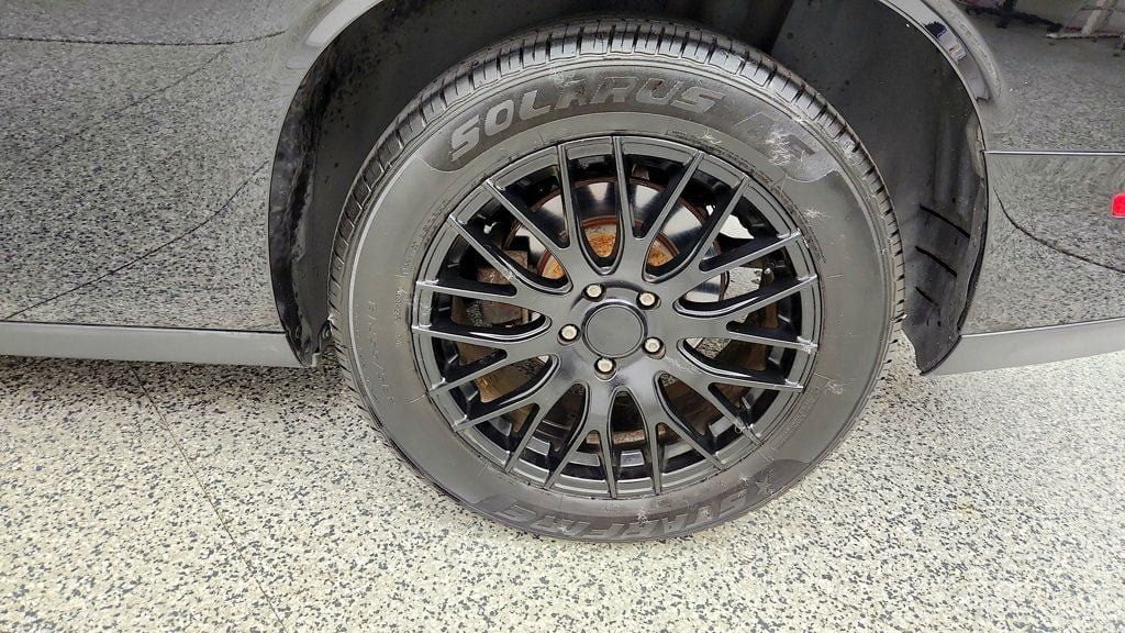 Used 2015 Dodge Challenger SXT RWD image 8