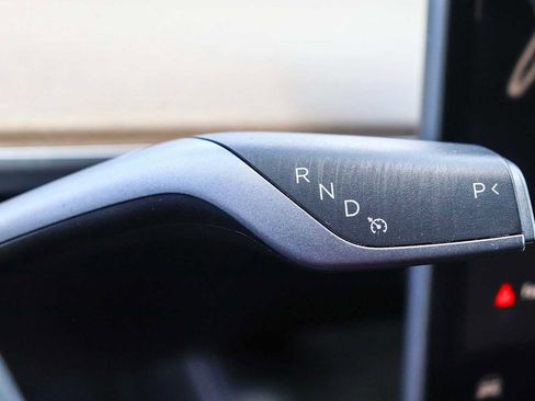Used 2024 Tesla Model Y Long Range AWD/4WD image 18