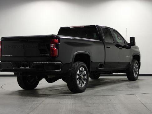 Used 2024 Chevrolet Silverado 2500 Custom image 4