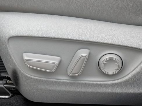 Used 2024 Toyota Highlander XLE FWD image 32