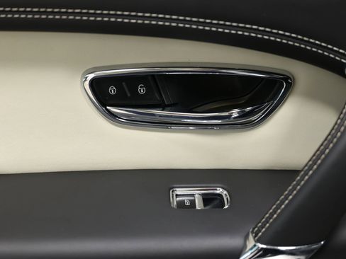 Used 2019 Bentley Bentayga image 48