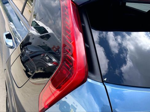 Used 2023 Kia Niro SX Touring image 25