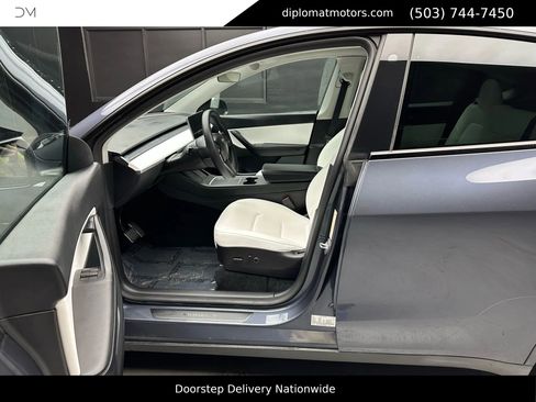 Used 2022 Tesla Model Y Long Range image 14