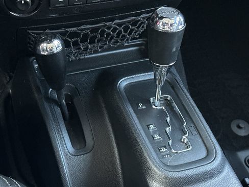 Used 2016 Jeep Wrangler Unlimited Rubicon image 21