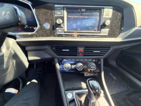 Certified 2024 Volkswagen Jetta SE w/ Panoramic Sunroof Package FWD image 28