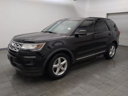 Used 2018 Ford Explorer XLT FWD image 2