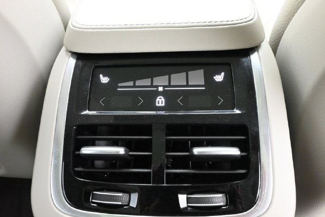 Used 2024 Volvo XC90 B6 Plus w/ Protection Package Premier AWD/4WD image 32