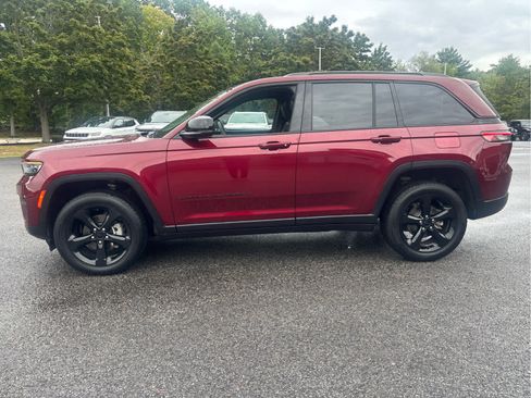Used 2023 Jeep Grand Cherokee Altitude AWD/4WD image 4