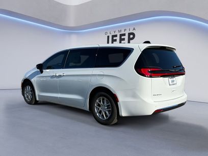 New 2026 Chrysler Pacifica Select