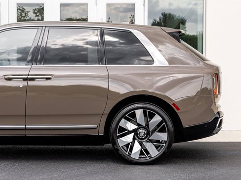 Certified 2025 Rolls-Royce Cullinan AWD/4WD image 10