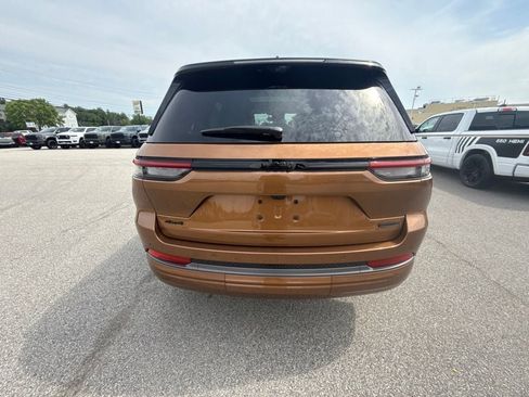 New 2026 Jeep Grand Cherokee Summit w/ Obsidian Package AWD/4WD image 4