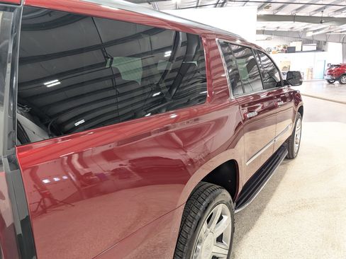 Used 2020 Cadillac Escalade ESV Luxury AWD/4WD image 3