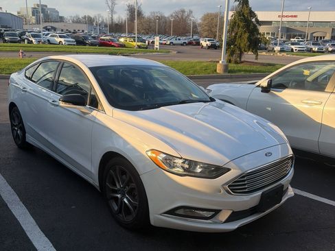 Used 2017 Ford Fusion SE w/ Equipment Group 201A image 4