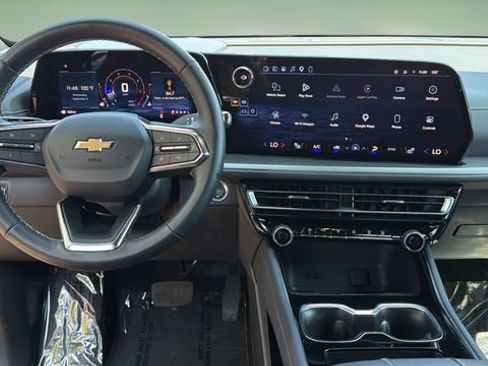 Used 2025 Chevrolet Traverse LT FWD image 9