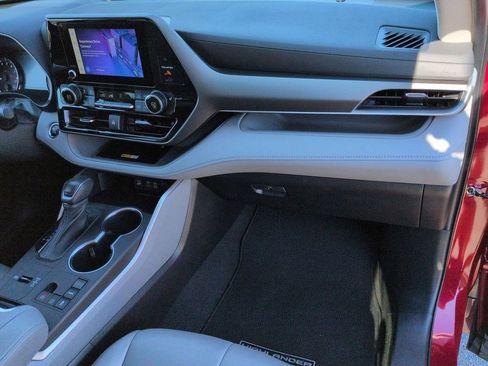 Used 2023 Toyota Highlander XLE FWD image 32