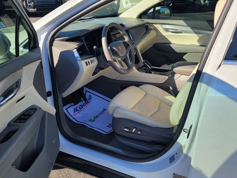 Used 2017 Cadillac XT5 Premium Luxury w/ LPO, Wheel Lock Package FWD image 18