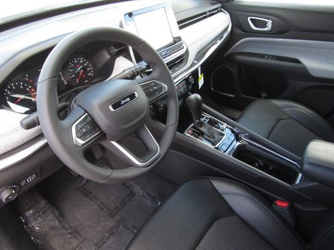 Used 2025 Jeep Compass Latitude image 16