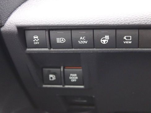 Used 2025 Toyota Sienna Platinum image 33