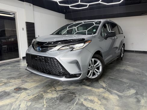Used 2023 Toyota Sienna XSE AWD/4WD image 1