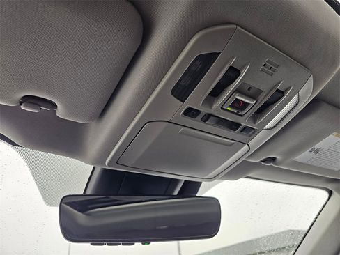 Used 2021 Toyota Highlander XLE image 28