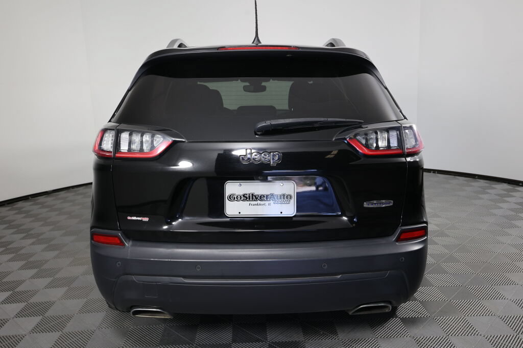 Used 2019 Jeep Cherokee Latitude Plus w/ Comfort/Convenience Group FWD image 3