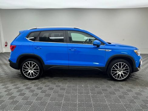 Used 2024 Volkswagen Taos SE w/ Panoramic Sunroof Package AWD/4WD image 8